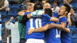 Saad Assis é felicitado pelos colegas de equipa após colocar a Itália em vantagem
