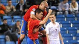 Kike y Javi Rodríguez celebran uno de los muchísimos goles de España ante Bielorrusia.