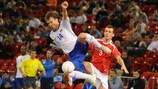 Виталий Борисов (в белом) борется за мяч с Радеком Полашеком