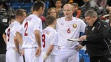 Главный тренер сборной Беларуси Валерий Досько дает указания своим подопечным