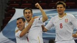 Mladen Kocić comemora depois de marcar o quarto golo da Sérvia