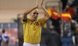 Капитан сборной Испании Хави Родригес приветствует болельщиков