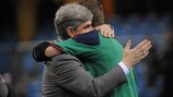 Spaniens Trainer José Venancio López bedankt sich bei seinem Torwart Luis Amado