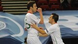 Joel Queirós (izquierda) e Israel celebran el primer gol de Portugal