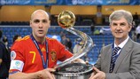 El capitán Javi Rodríguez y el seleccionador español José Venancio López, con el trofeo