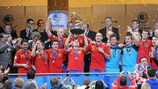 Javí Rodríguez levanta el trofeo que acredita a España como campeona de Europa