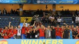 Os jogadores espanhóis comemoram a conquista de mais um título europeu