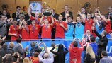Javi Rodríguez, capitão da selecção de Espanha, ergue o troféu de campeão da Europa de futsal