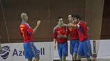 Borja (número 10) é felicitado pelos colegas após abrir caminho à vitória por 4-0 da selecção espanhola sobre a França