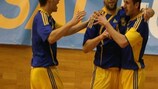 Партнеры по сборной Украины поздравляют Сергея Чепорнюка (справа) с одним из трех голов в ворота турок