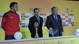 Falcão (a sinistra), Laurent Morel (UEFA, al centro) e il sindaco di Almaty, Ahmetzhan Esimov