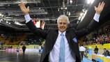 Тренер "Монтесильвано" Фульвио Колини празднует победу в Кубке УЕФА по футзалу