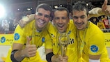 Стефано Маммарелла (справа) радуется победе в Кубке УЕФА вместе с партнерами