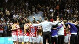 O treinador da Croácia, Mato Stanković, junta-se aos festejos com os seus jogadores