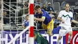 Валерий Легчанов забивает пятый мяч в ворота словенцев