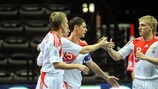 Sergei Abramov (derecha) felicita por su gol a Maevski