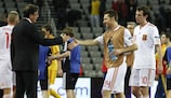Игрок сборной Испании Алемао жмет руку наставнику румын Сито Ривере