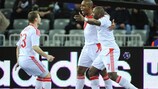 Pula (derecha) y Cirilo celebran un gol con Aleksandr Fukin