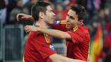 Kike e o marcador do golo da Espanha, Aicardo, comemoram a vitória diante da Itália