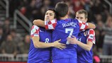 Marinović es felicitado por sus compañeros tras su primer gol ante Rusia