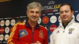 Spain coach José Venancio López (left) and his Russia counterpart Sergei Skorovich