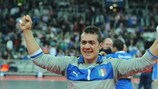Stefano Mammarella comemora a conquista da medalha de bronze pela Itália