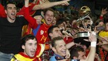 O capitão da Espanha, Luis Amado, pentacampeão europeu, ergue o troféu