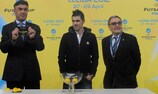 Borislav Mihaylov, David Villa e Àngel Ros no sorteio realizado em Camp Nou