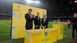 Давид Вилья (в центре) принял участие в жеребьевке финального раунда Кубка УЕФА, которая состоялась на "Камп Ноу"