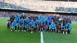 A equipa do Barcelona exibe o troféu da Taça UEFA Futsal no relvado de Camp Nou