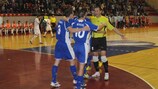 Jakov Grcić, Mladen Kocić e Miodrag Aksentijević dell'Ekonomac festeggiano durante il successo 4-1 contro il Chrudim