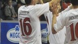Douglas y Dentinho celebran un gol ante el Slov-Matic