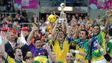 O brasileiro Vinicius ergue o troféu de campeão do Mundo de Futsal, depois da vitória no prolongamento com a Espanha