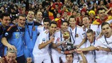 Os jogadores da Espanha festejam a vitória sobre a Rússia na final do UEFA Futsal EURO 2012