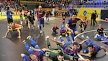 O Barcelona festeja a conquista da Taça UEFA Futsal pela primeira vez
