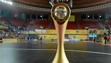 O troféu em disputa na Taça UEFA Futsal