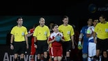 Mark Birkett (Zweiter von rechts) und sein Schiedsrichterteam führen Russland und die Niederlande zum Eröffnungsspiel