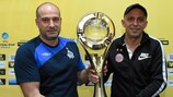 Faustino Pérez e Cacau posam com o troféu da Taça UEFA de Futsal, antes da conferência de imprensa de quarta-feira