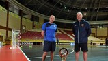 Faustino Pérez y Marc Carmona posan con el título de la Copa de la UEFA de Fútbol Sala