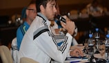 Um dos delegados presentes contribui para o debate sobre condição física no futebol, durante o seminário realizado em Baku