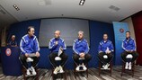 Treinadores de renome em Praga: Javier Lozano, observador técnico da UEFA, Jorge Braz (Portugal), Venancio Lopez (Espanha), Sergey Skorovich (Rússia) e Roberto Menichelli (Itália)
