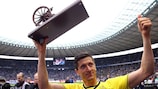 Robert Lewandowski ovationné avec son prix de meilleur buteur en Bundesliga