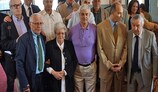 L'équipe du Panathinaikos de 1971 entoure la veuve de Ferenc Puskás