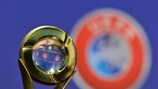 Le trophée de la Coupe de futsal de l'UEFA