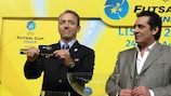 Paulo Futre (direita), embaixador da Taça UEFA Futsal, ajudou no sorteio das meias-finais