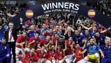 Los jugadores de la selección española celebran el título