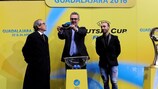 Аделардо (слева) и Рикардинью (справа) помогают в жеребьевке главе отдела УЕФА по турнирам среди сборных Лэнсу Келли