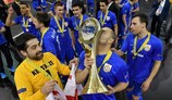 Eder Lima (D) e Zviad Kupatadze, do Ugra, festejam a vitória na final da Taça UEFA Futsal de 2016, frente ao Inter