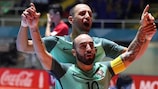 Cardinal e Ricardinho festeggiano la vittoria contro l'Azerbaigian