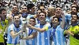 A Argentina celebra com o troféu